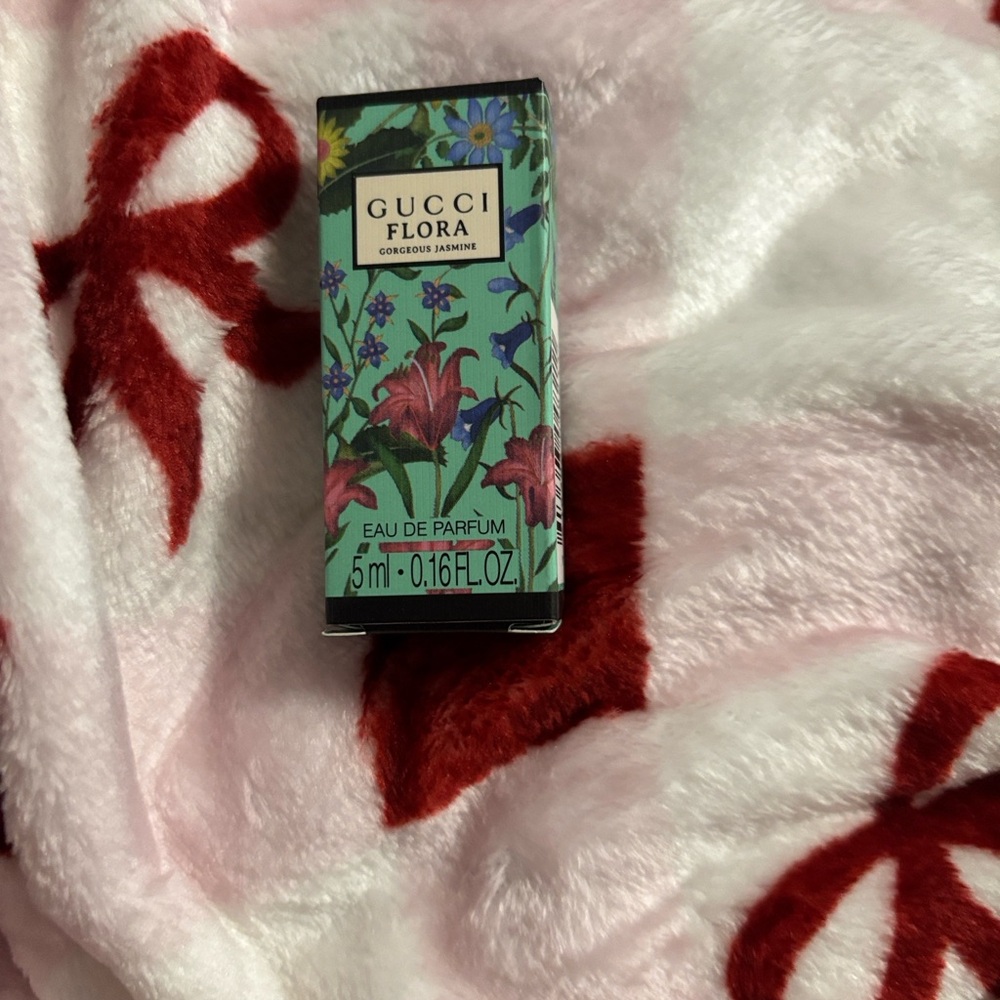 Gucci Flora Eau de Parfum with Floral Design